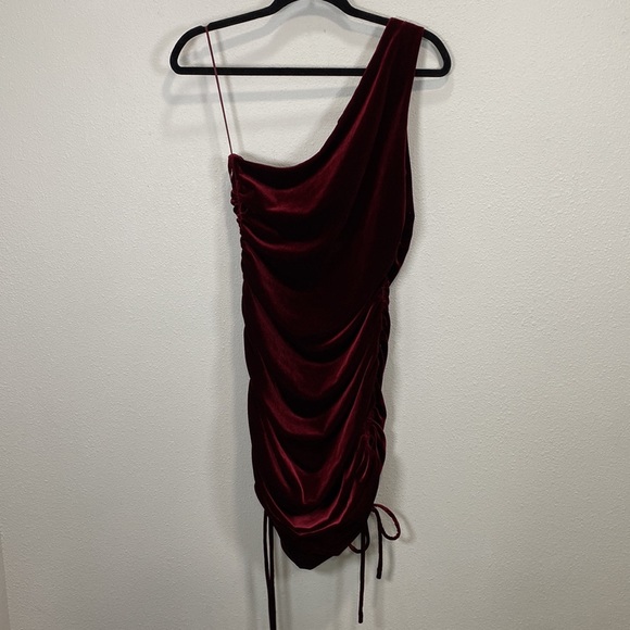 House of Harlow 1960 crimson red wine velvet dress one shoulder - Picture 4 of 6
